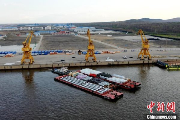 财汇盈 黑龙江抚远口岸：2025年首艘出境货船出港
