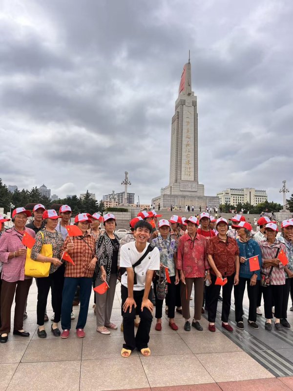 易配资 江西一大学生用暑假直播挣的钱带全村老人旅行，有网友担心“出事赔不起”，当事人发声
